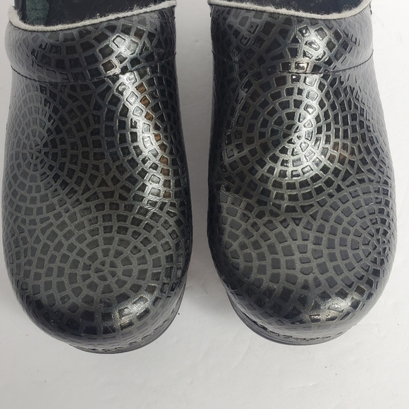 Dansko Black Clogs Webbed Textured Patent size 39 - Picture 5 of 13